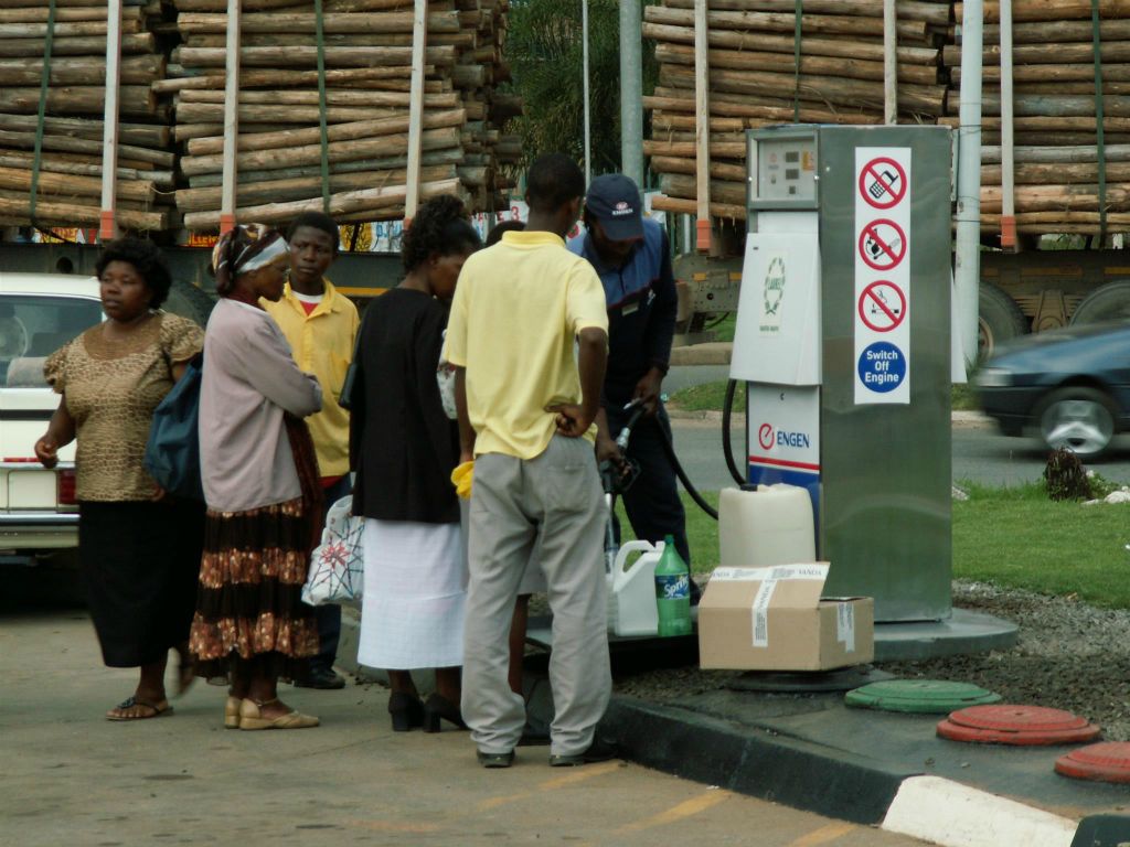 SWAZILAND - enkele mensen bij een benzine station