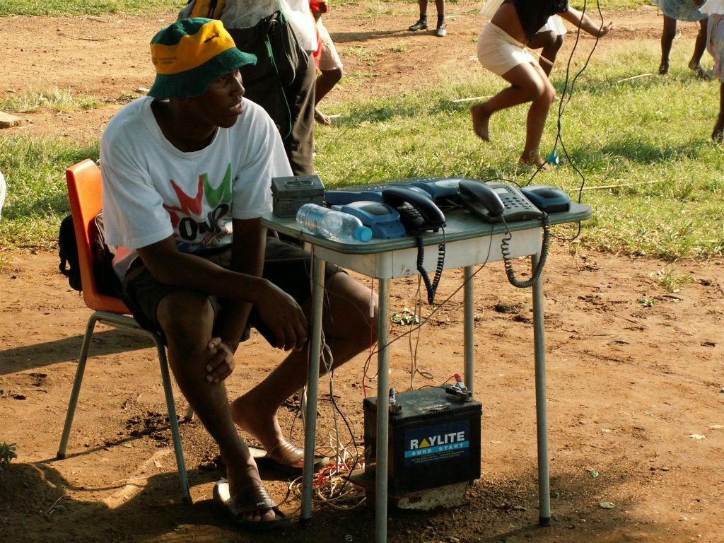 ST. LUCIA -> ROYAL NP - een straat telefooncel