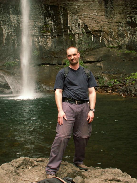 ROYAL NP - Carlos bij een waterval