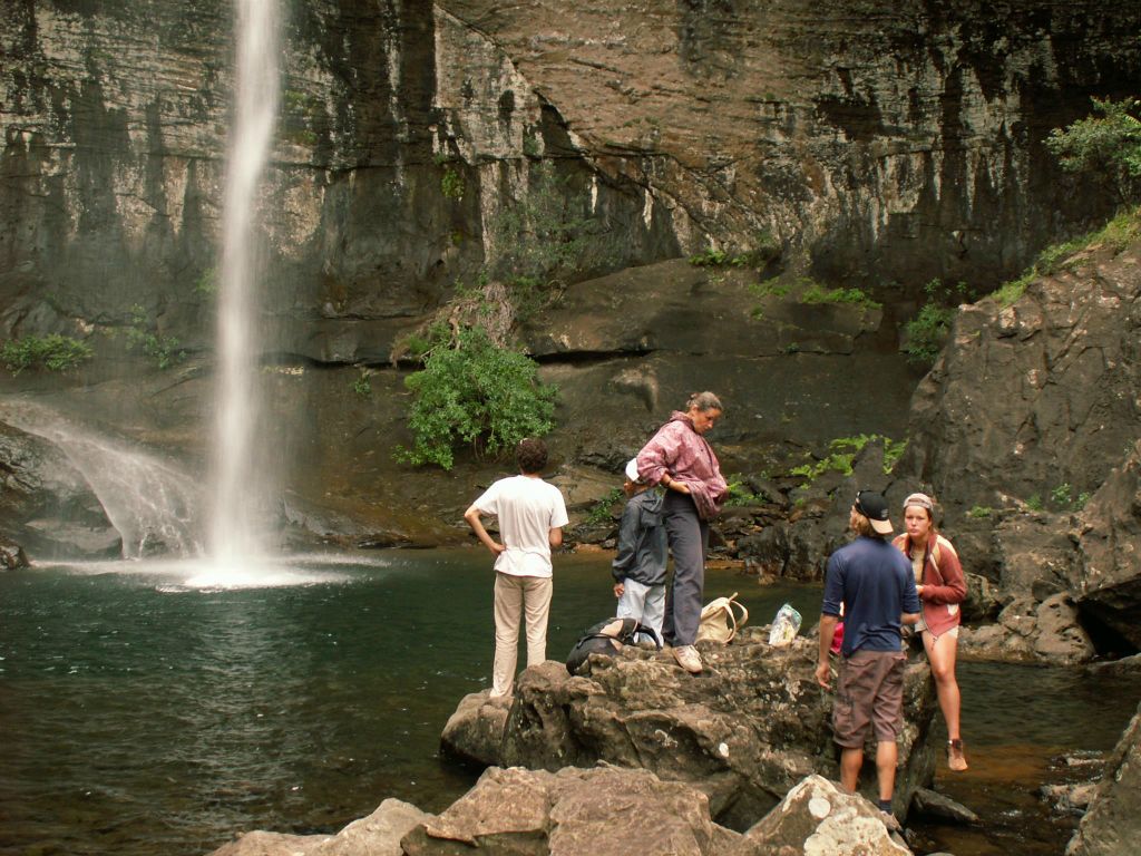 ROYAL NP - enkele groepsgenoten bij een waterval