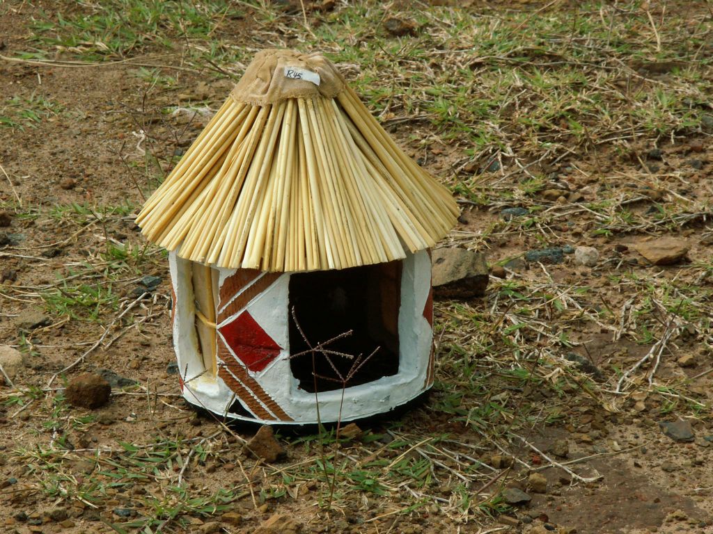 ROYAL NP -> LESOTHO - een kleine stenen huisje gemaakt door een man