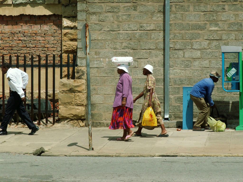 ROYAL NP -> LESOTHO - enkele mensen op straat