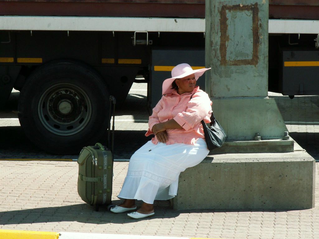 ROYAL NP -> LESOTHO - een vrouw bij de grens