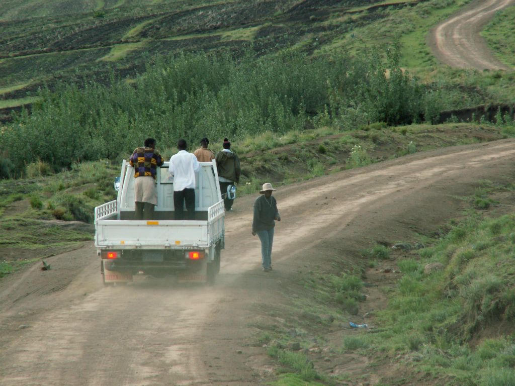 LESOTHO - enkele mensen onderweg
