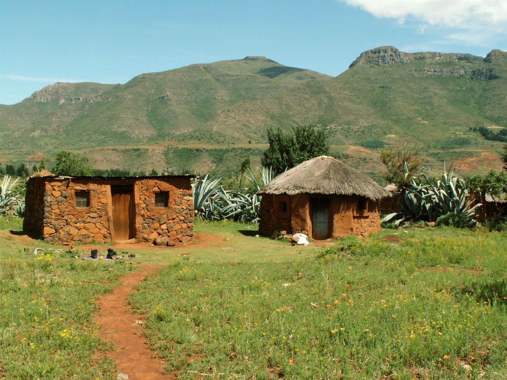 LESOTHO - enkele huisjes in een dorp