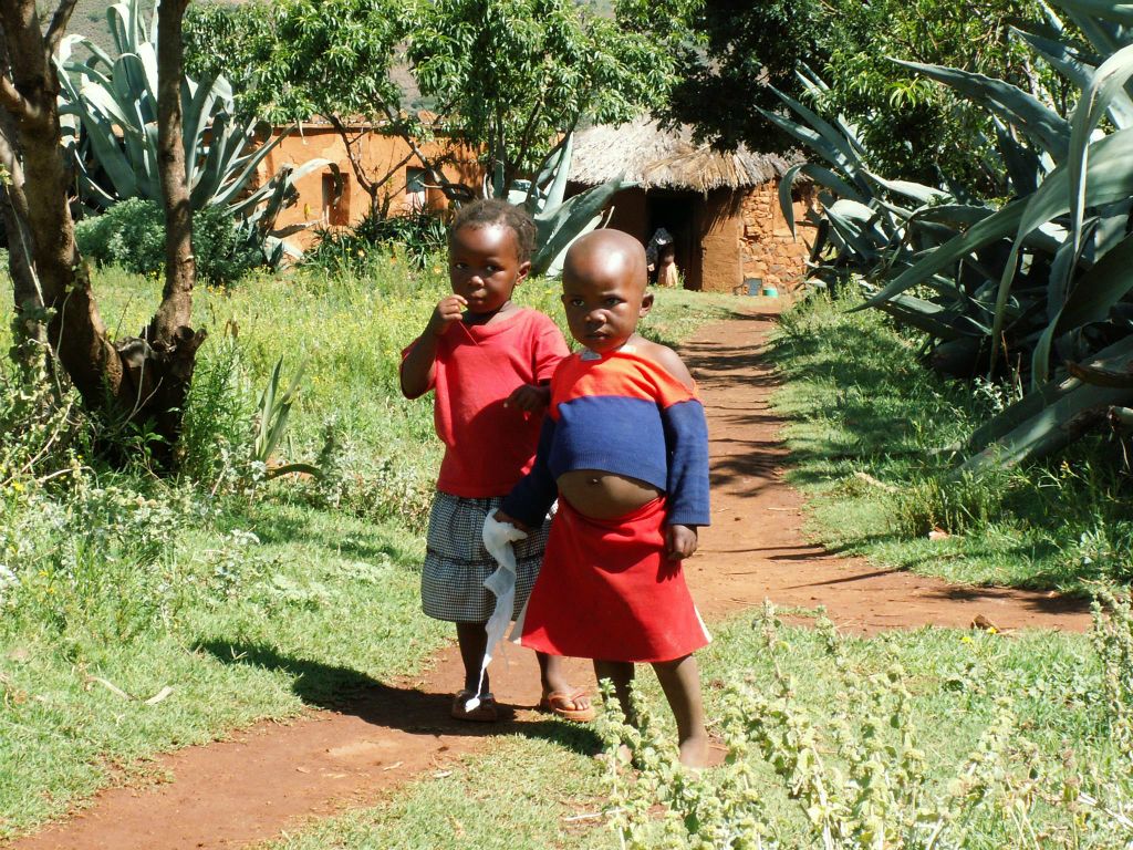 LESOTHO - twee kinderen in een dorp