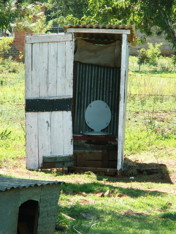 LESOTHO - een toilet