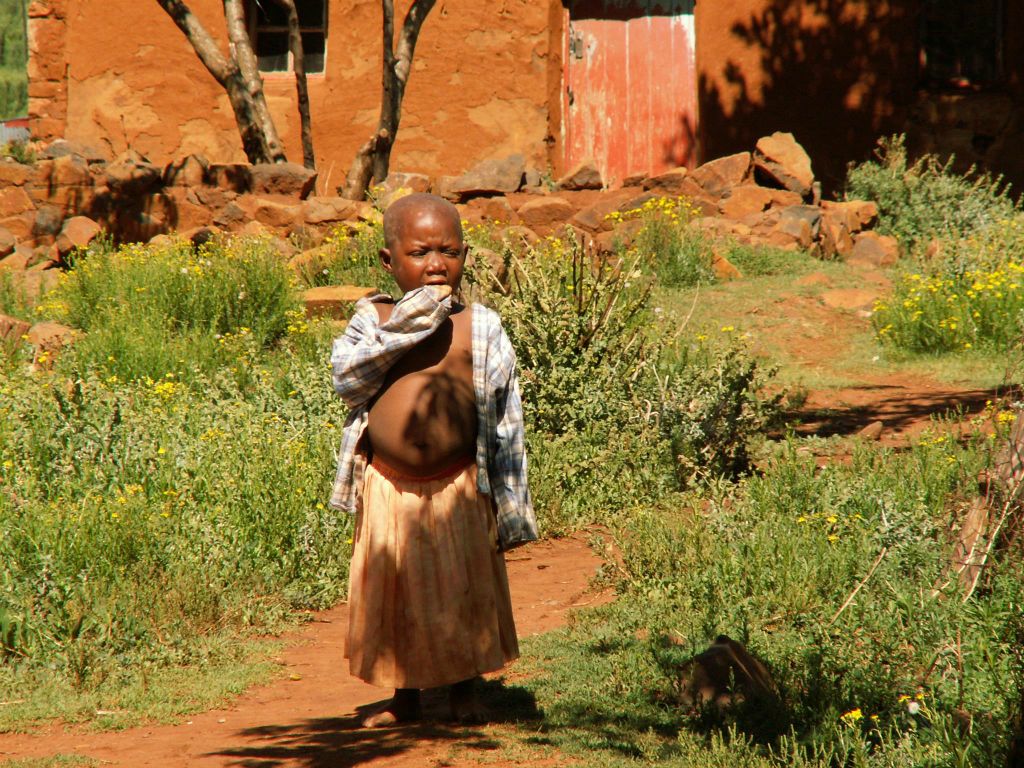 LESOTHO - een kind in een dorp