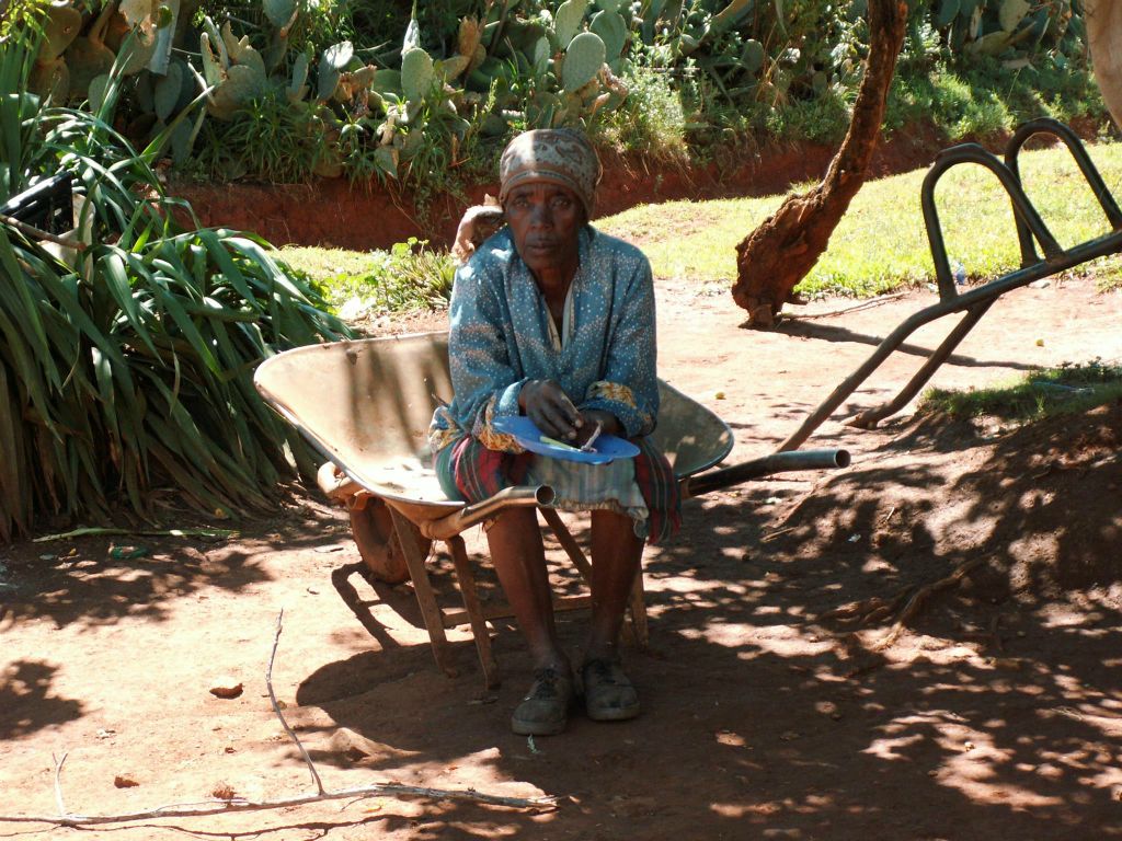 LESOTHO - een oudere vrouw in een dorp