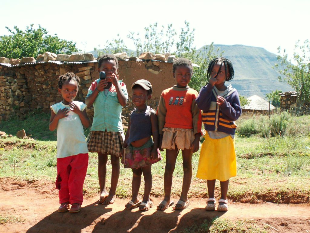 LESOTHO - enkele kinderen in een dorp
