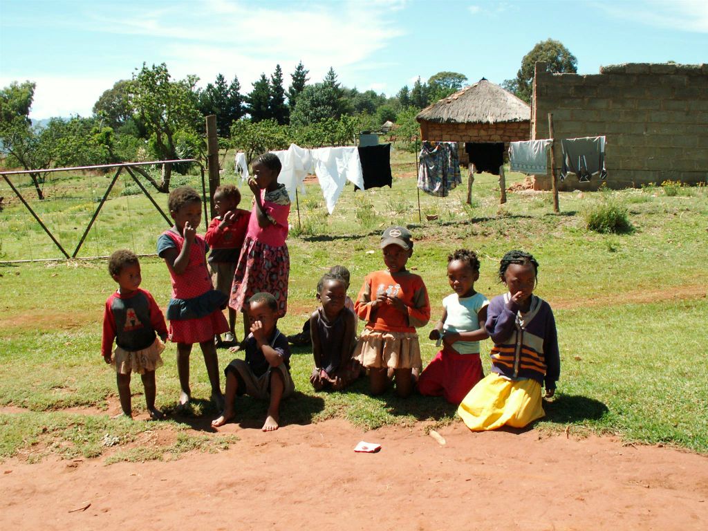 LESOTHO - enkele kinderen in een dorp