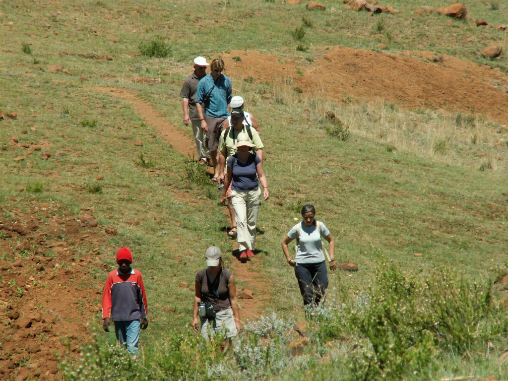 LESOTHO - enkele mensen aan het wandelen
