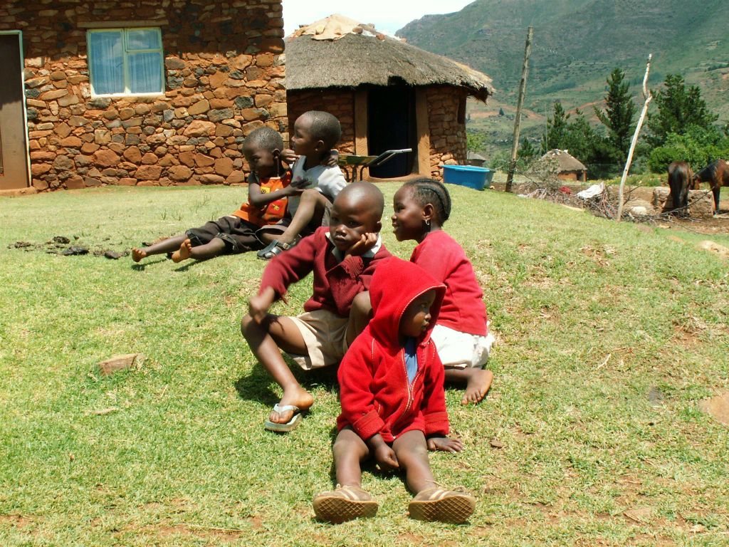 LESOTHO - enkele kinderen in een dorp