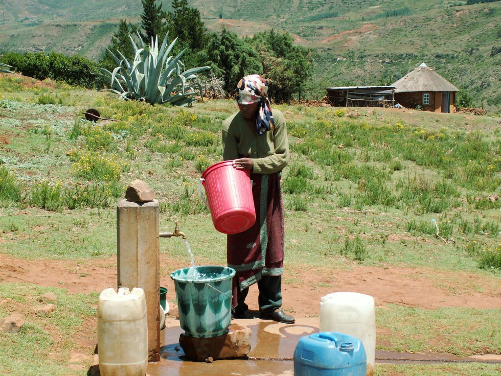 LESOTHO - een waterput in een dorp