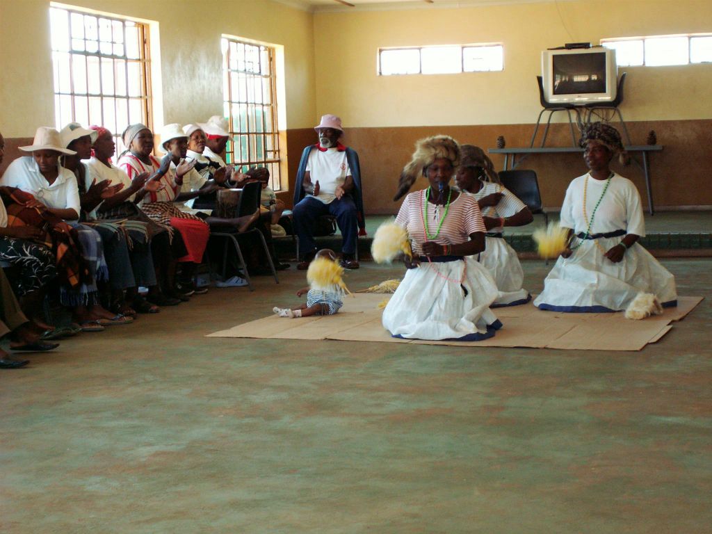 LESOTHO - enkele vrouwen die optreden in het gemeenschaphuis van een dorp