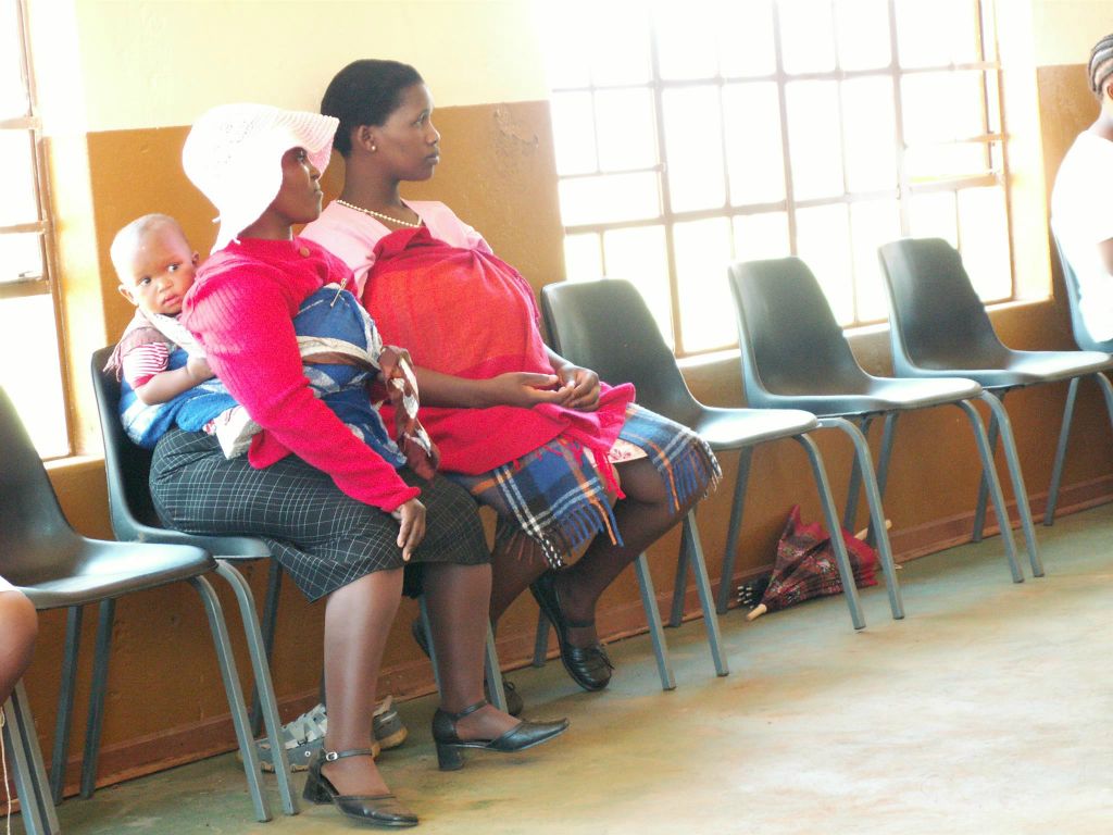 LESOTHO - enkele toeschouwers bij het optreden in het gemeenschaphuis van een dorp