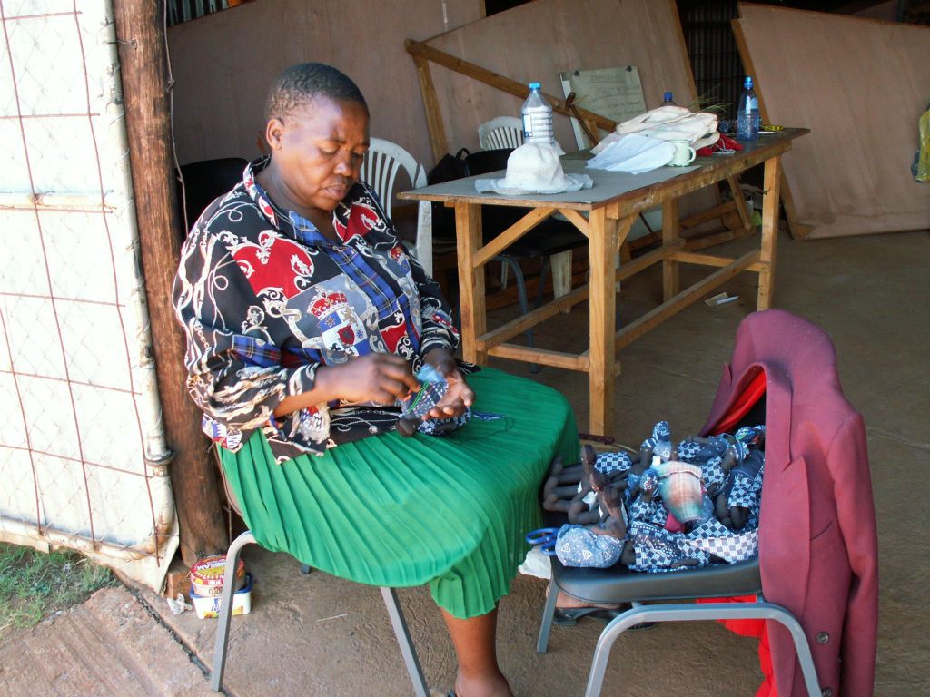 LESOTHO - een vrouw die poppen maakt