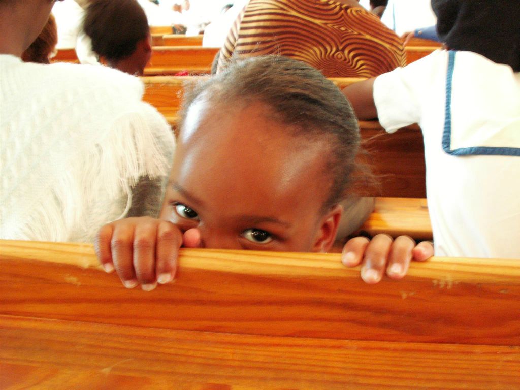 een kind in een kerk in een dorp
