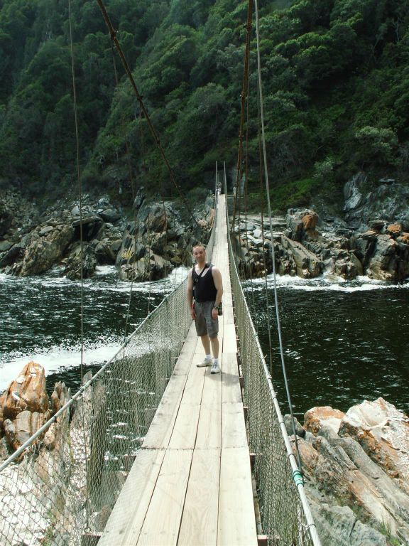 TSITSIKAMMA FOREST - Carlos op een hangbrug over de stormsrivier