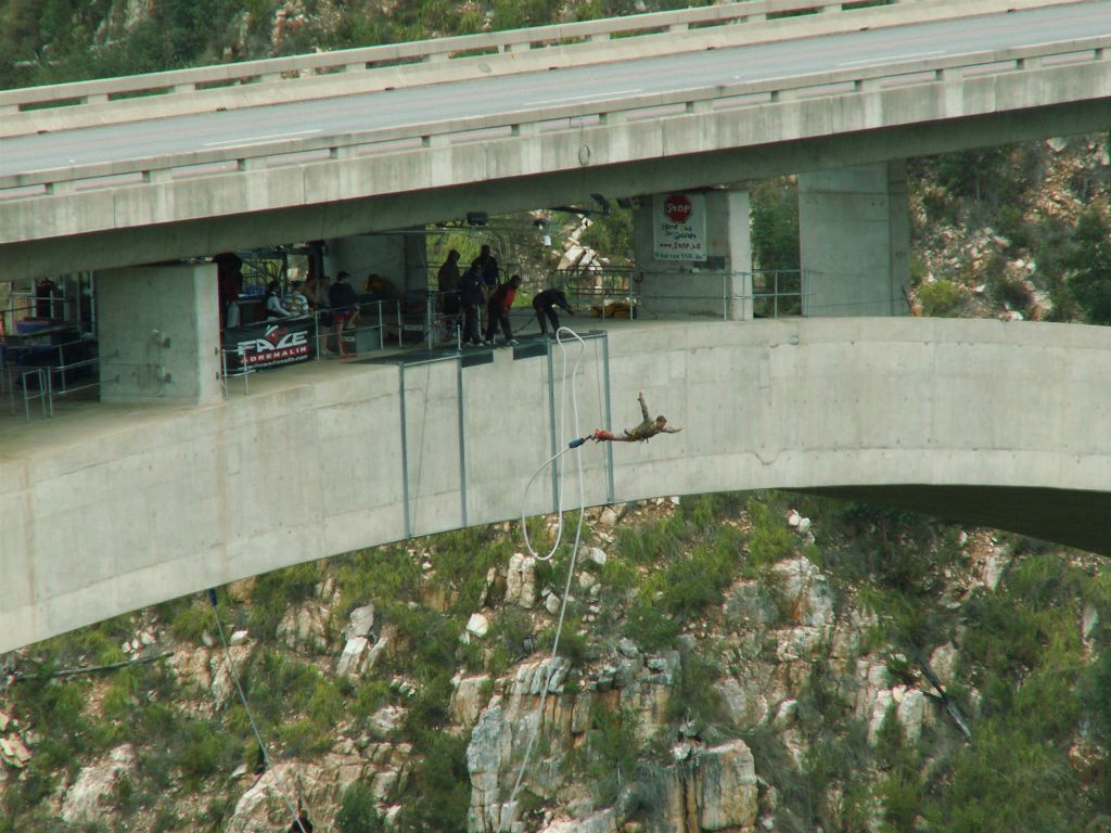 PLETTENBERG BAY - een bungee jumper vanaf de Bloukrans bridge, hoogste bungee jump brug ter wereld (216 meter)
