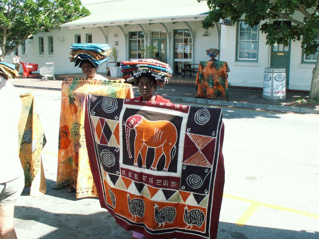 KNYSNA - enkele vrouwen die doeken verkopen