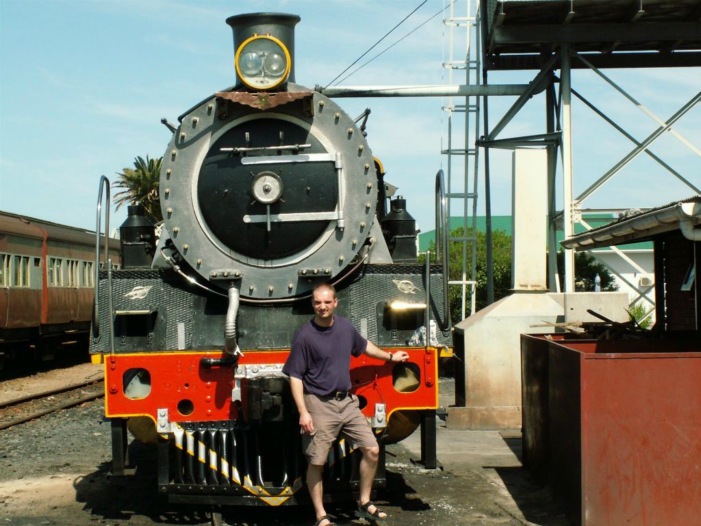 KNYSNA - Carlos voor de steenkolen locomotief van de Outeniqua Choo-Tjoe trein
