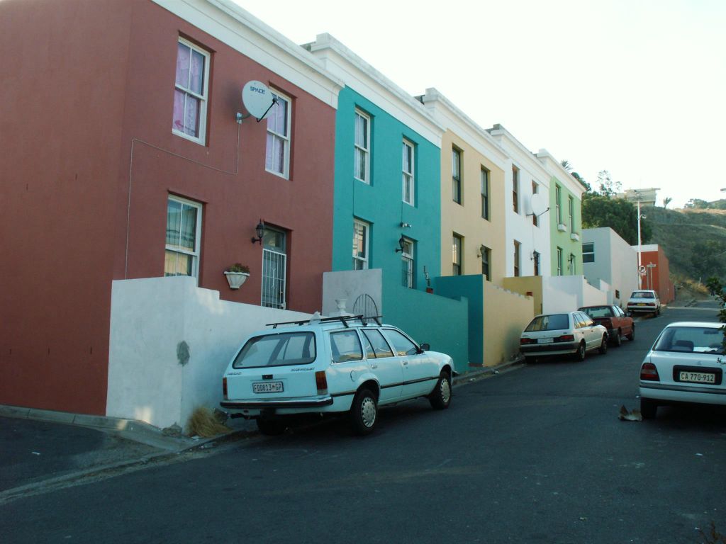 KAAPSTAD - een straat met mooi gekleurde huizen