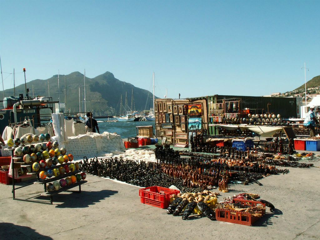 KAAPSTAD - vele souvenirs bij de haven naar Duikereiland