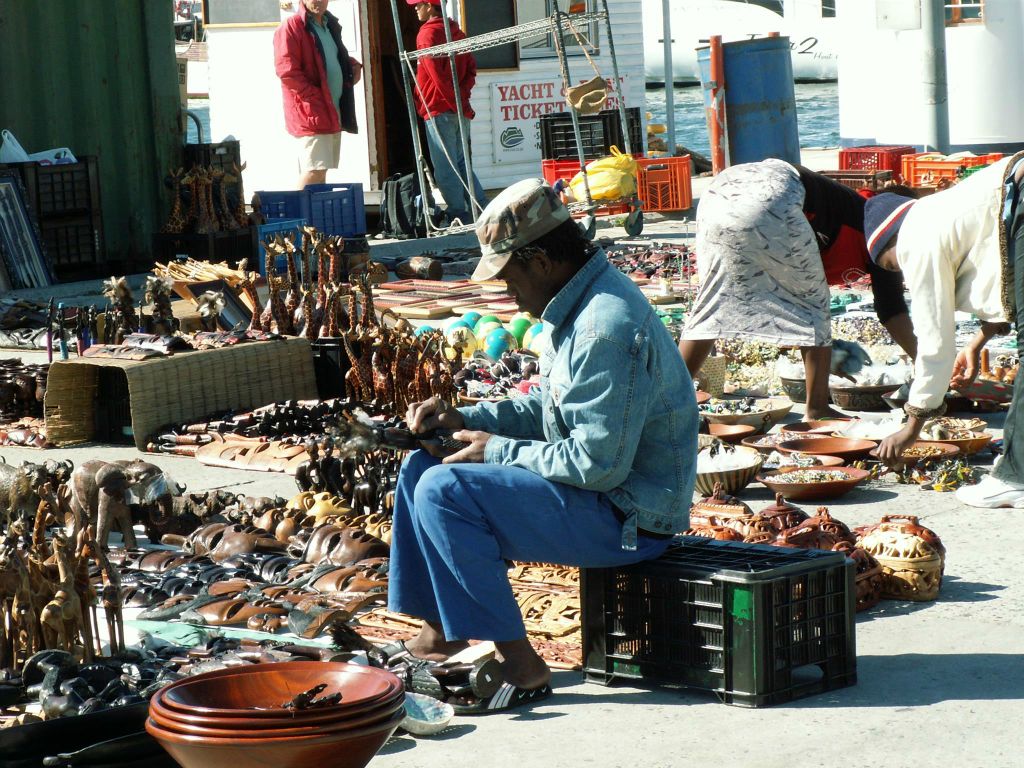 KAAPSTAD - vele souvenirs bij de haven naar Duikereiland