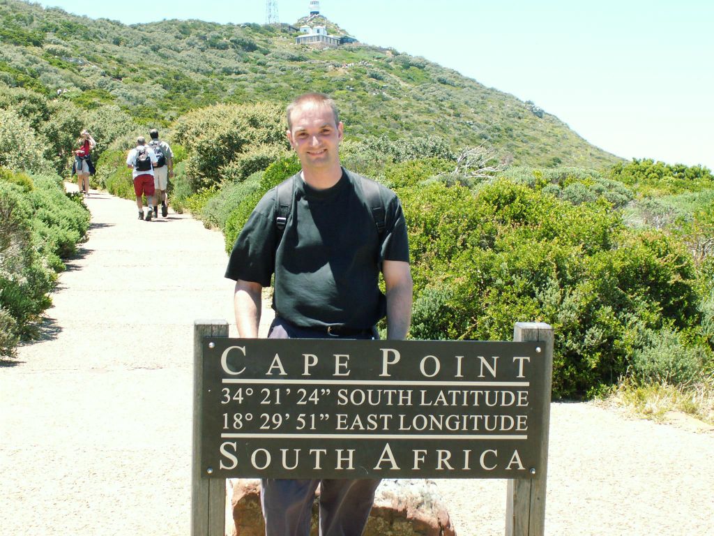 KAAPSTAD - Carlos bij Kaap de Goede Hoop onderweg naar de vuurtoren