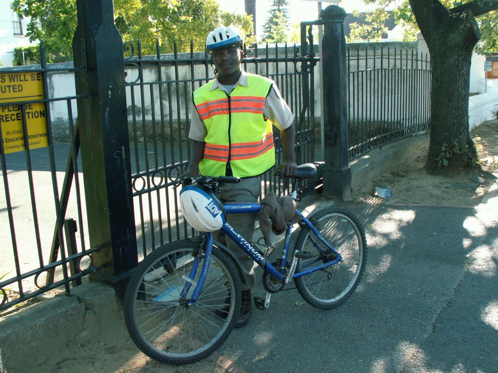 KAAPSTAD - een man met een fiets