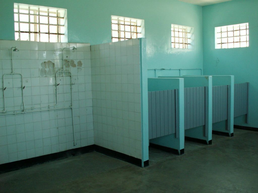 KAAPSTAD - de toiletten en douches in de gevangenis op Robbeneiland