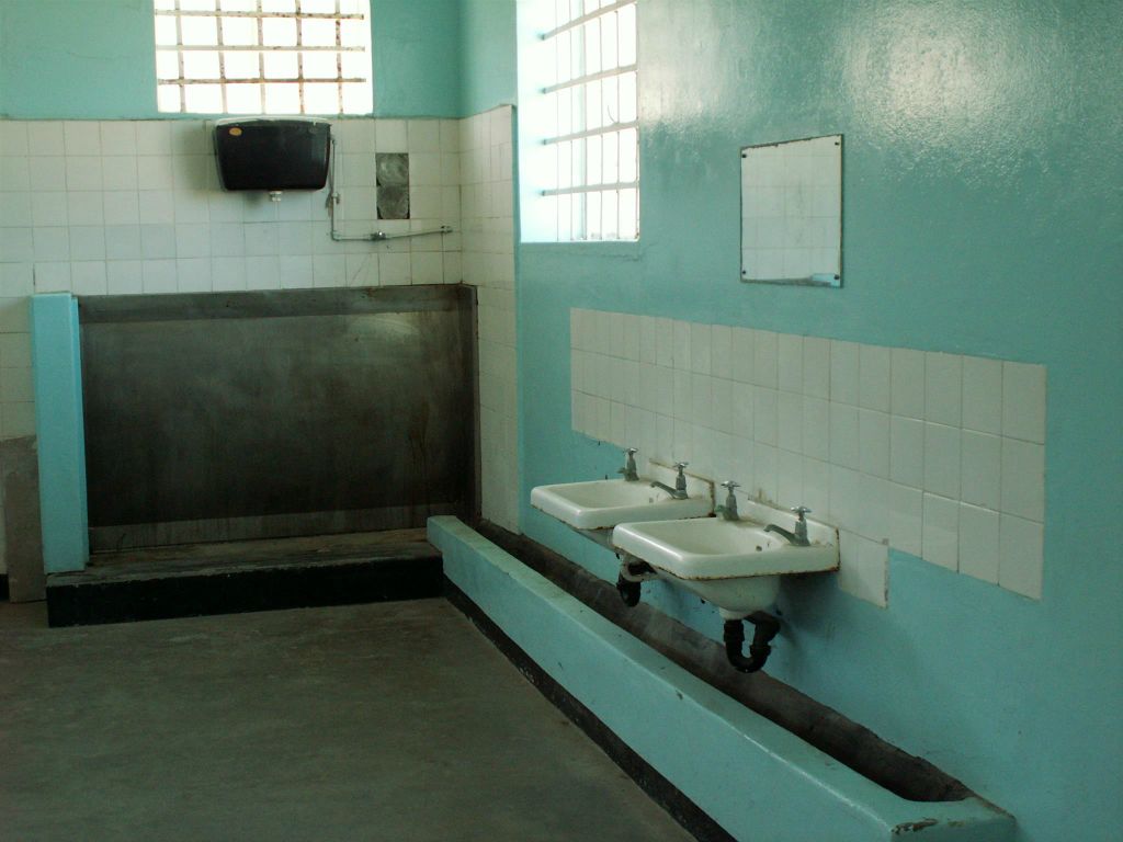 KAAPSTAD - de badkamer in de gevangenis op Robbeneiland