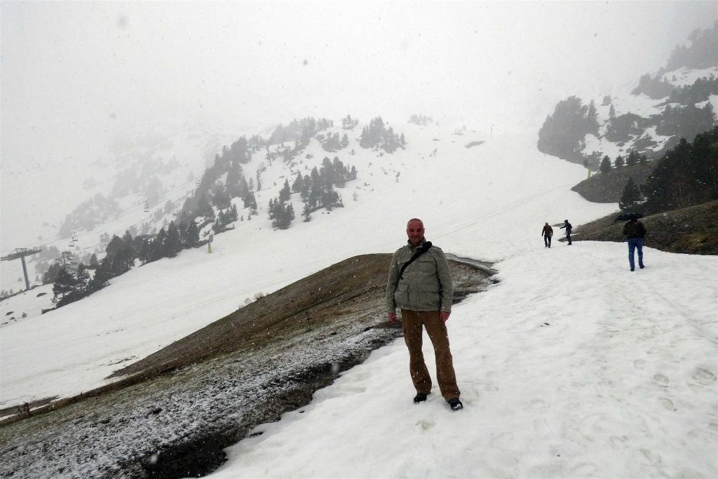 ORDINO -  Carlos in de sneeuw bij het wintersportgebied Vallnord