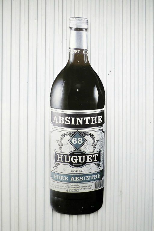 ARINSAL - een foto van een grote fles Absint bij de destilleerderij Destil·leries Andorra S.L.U.