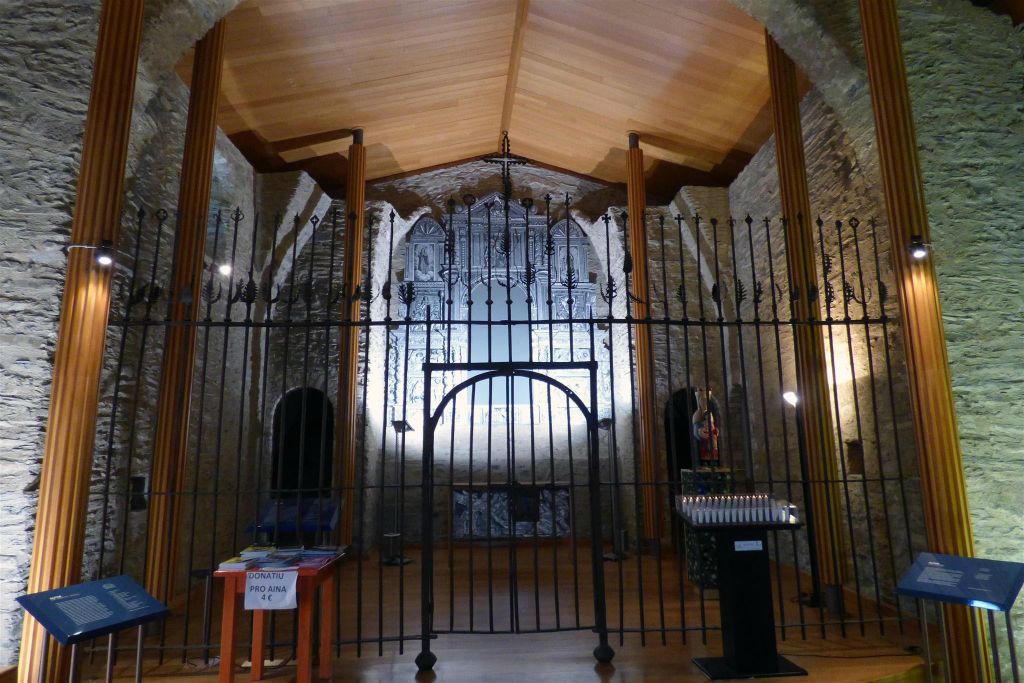 MERITXELL - binnen in de gerestaureerde oude kapel van Meritxell