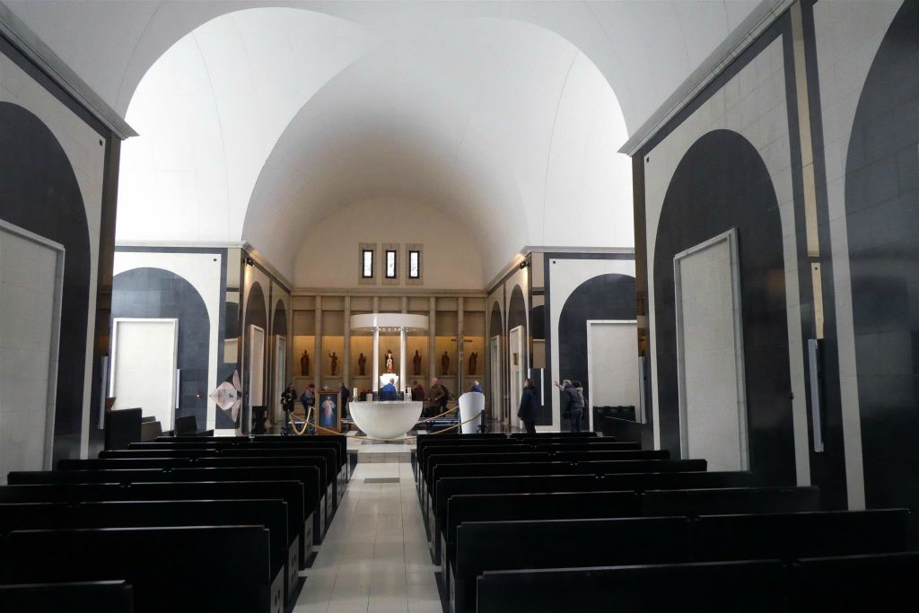 MERITXELL - binnen in de nieuwe kerk van Meritxell