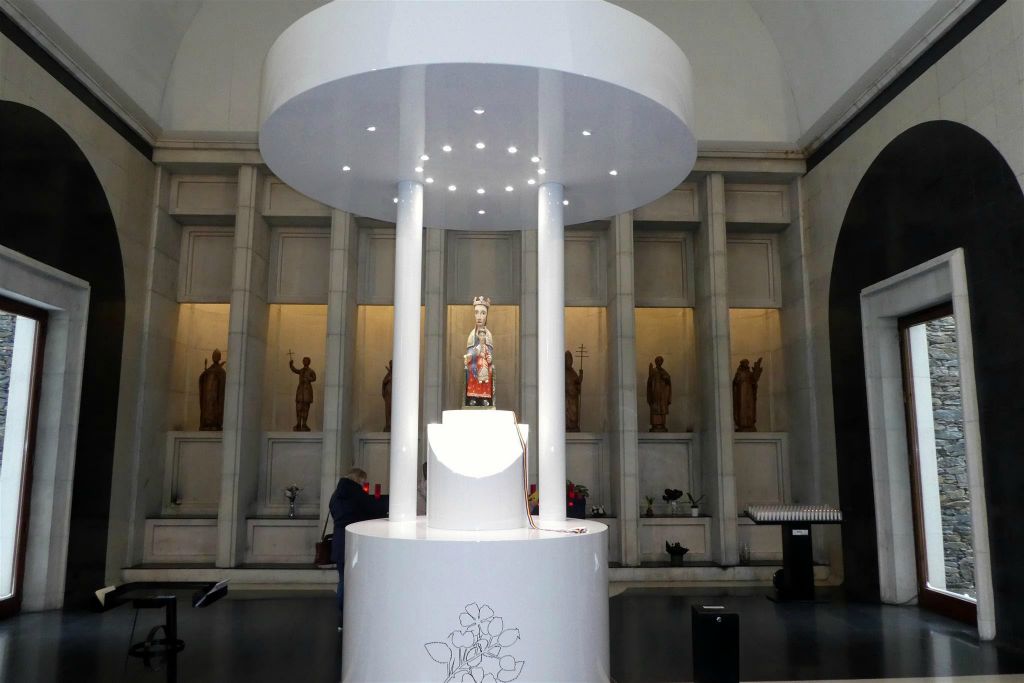 MERITXELL - binnen in de nieuwe kerk van Meritxell
