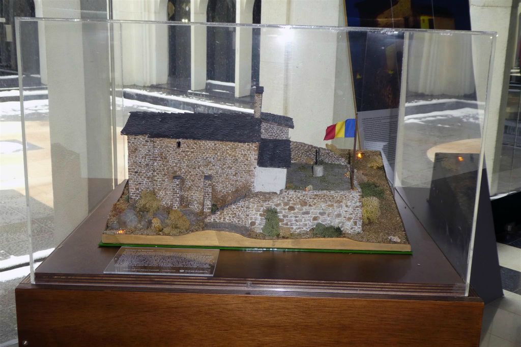 MERITXELL - een maquette van de oude kapel van Meritxell in het museum bij de nieuwe kerk van Meritxell