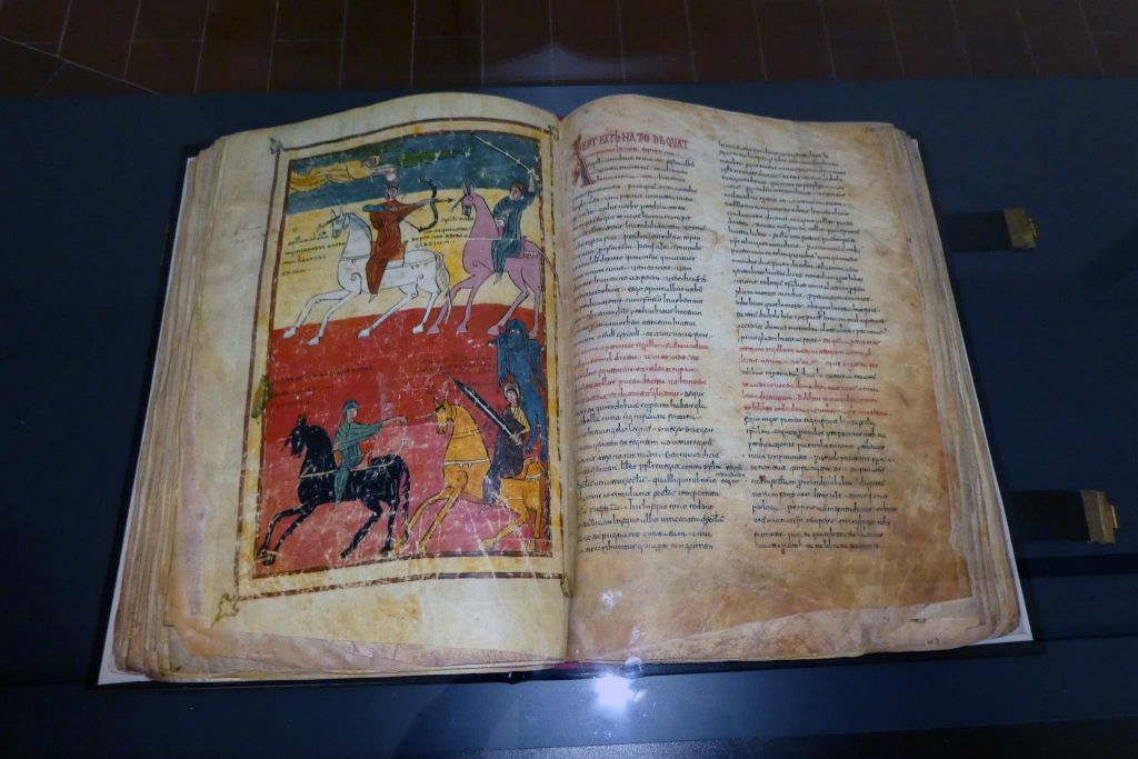 MERITXELL - een oud boek in het museum bij de nieuwe kerk van Meritxell