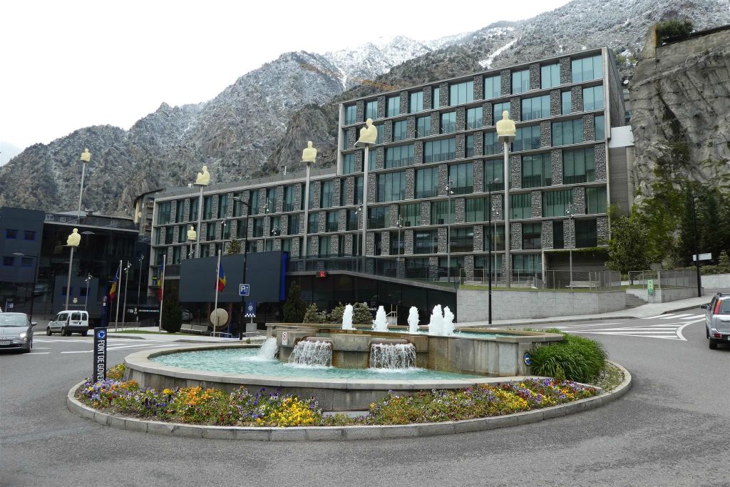 ANDORRA LA VELLA - een fontein en enkele pilaren in het oude centrum