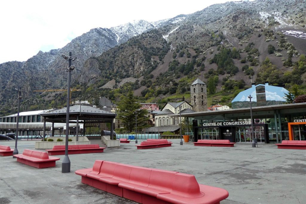 ANDORRA LA VELLA - een plein met het congrescentrum in het oude centrum