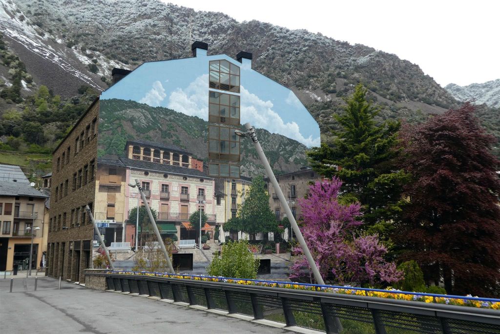 ANDORRA LA VELLA - een fraaie muurschildering in het oude centrum