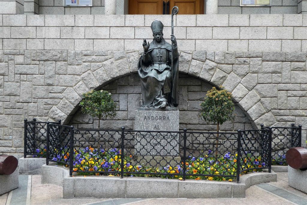ANDORRA LA VELLA - een standbeeld ter ere van kardinaal Joan Benlloch bij de Sint Stefanuskerk in het oude centrum