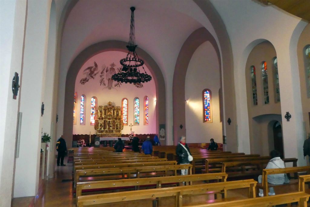 ANDORRA LA VELLA - binnen in de Sint Stefanuskerk in het oude centrum