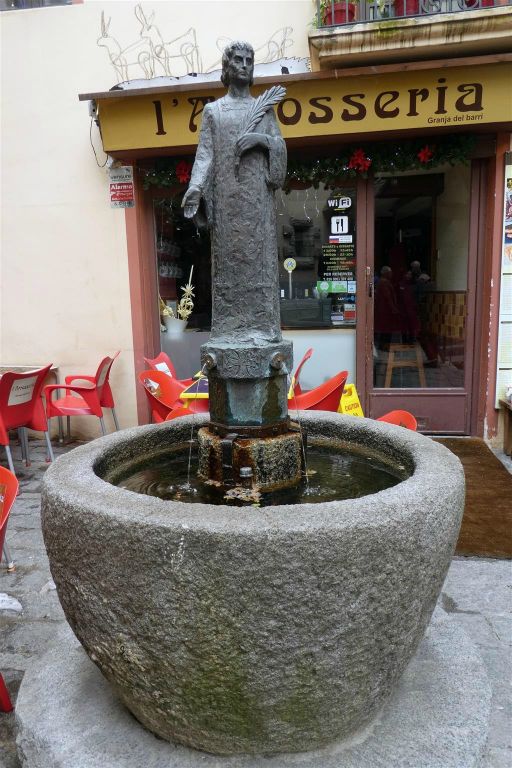 ANDORRA LA VELLA - een fontein bij de Sint Stefanuskerk in het oude centrum