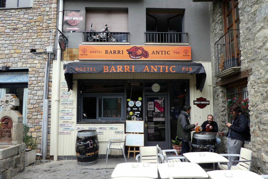 ANDORRA LA VELLA - het Barri Antic pension en bar in het oude centrum