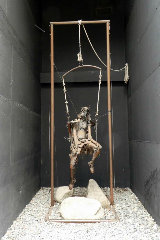 ANDORRA LA VELLA - een kunstwerk met de naam "Àngel del trapezi" van Fernando de Blasi in het oude centrum