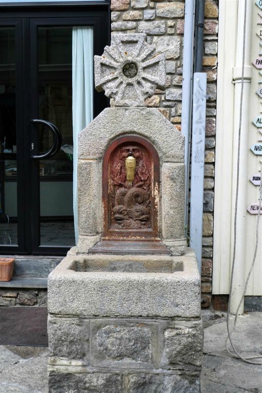 ANDORRA LA VELLA - een bron van het plein Monjó in het oude centrum