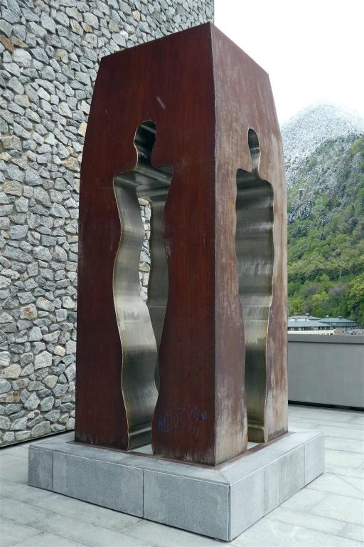 ANDORRA LA VELLA - een kunstwerk op het plein bij het oude parlementsgebouw Casa de la Vall in het oude centrum